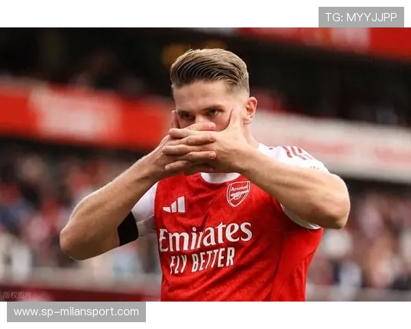 凯恩回做停稳后突分边线，热刺战术变化极快